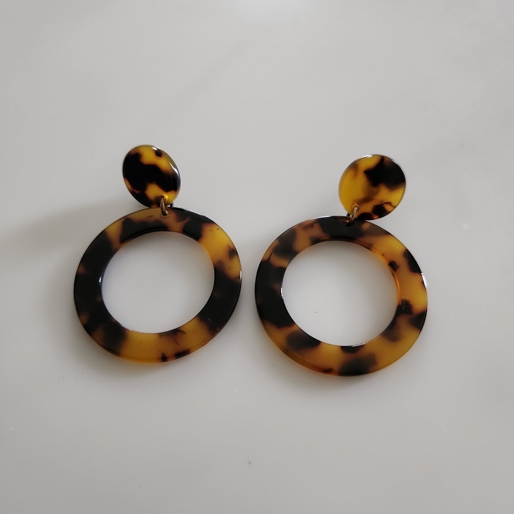 Tortoise Shell Hoop Earrings - Picture 5 of 5